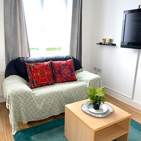 Crescent Apartment - Modern 1 Bedroom First Floor Goodmayes Exteriör bild