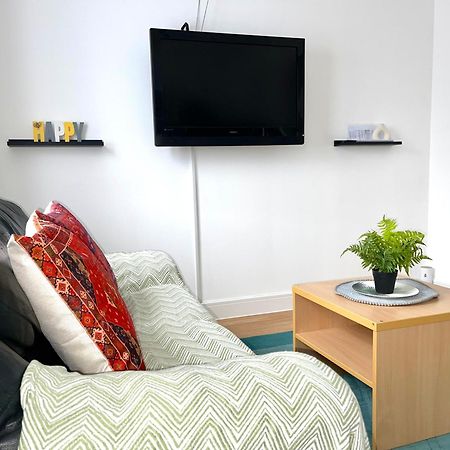 Crescent Apartment - Modern 1 Bedroom First Floor Goodmayes Exteriör bild