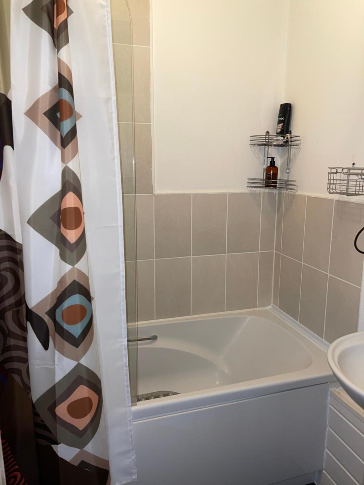 Crescent Apartment - Modern 1 Bedroom First Floor Goodmayes Exteriör bild