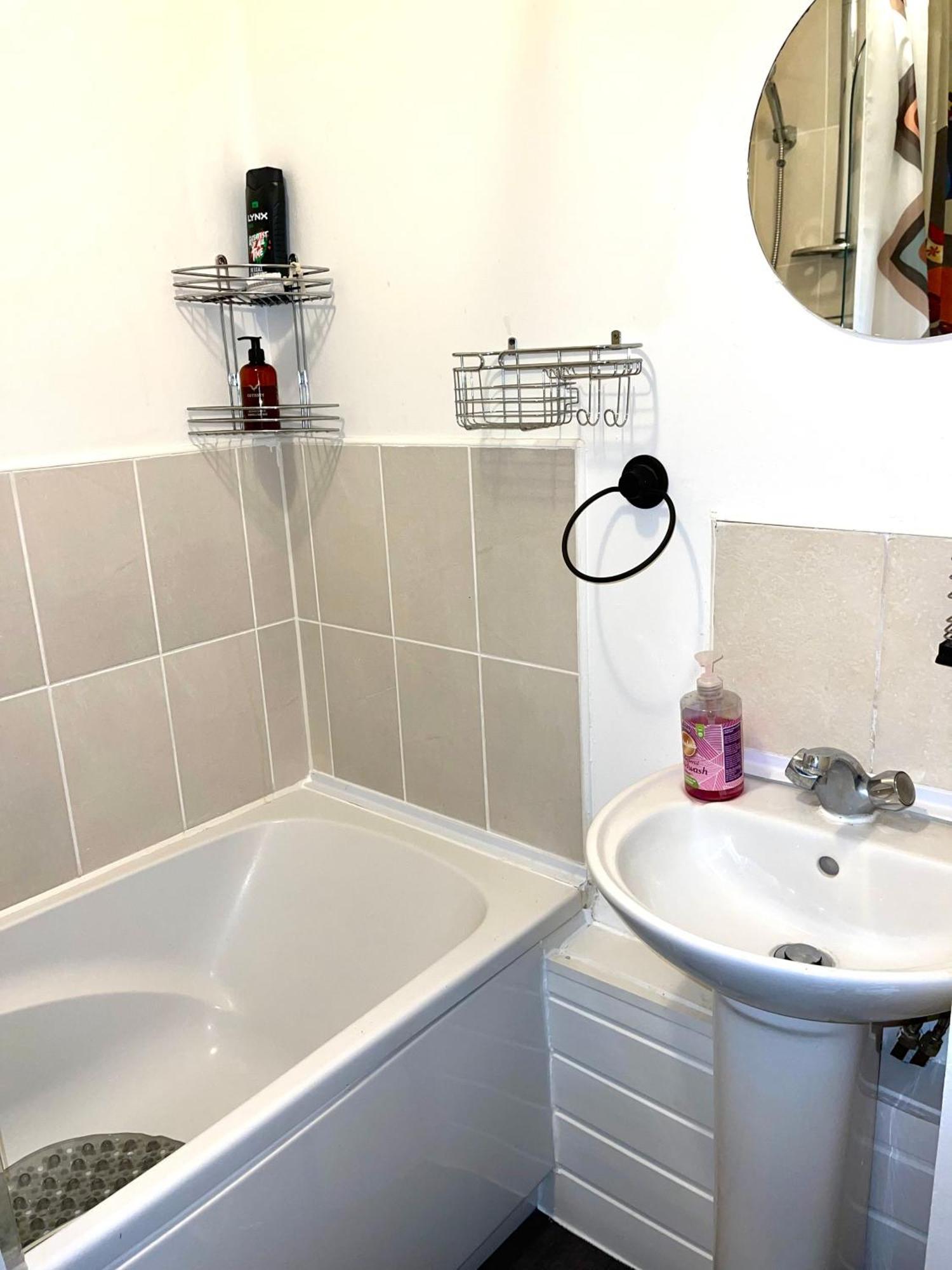 Crescent Apartment - Modern 1 Bedroom First Floor Goodmayes Exteriör bild