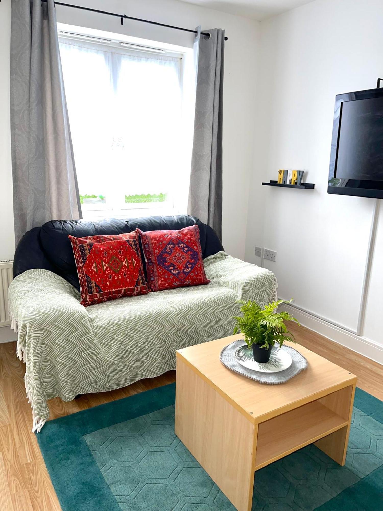 Crescent Apartment - Modern 1 Bedroom First Floor Goodmayes Exteriör bild