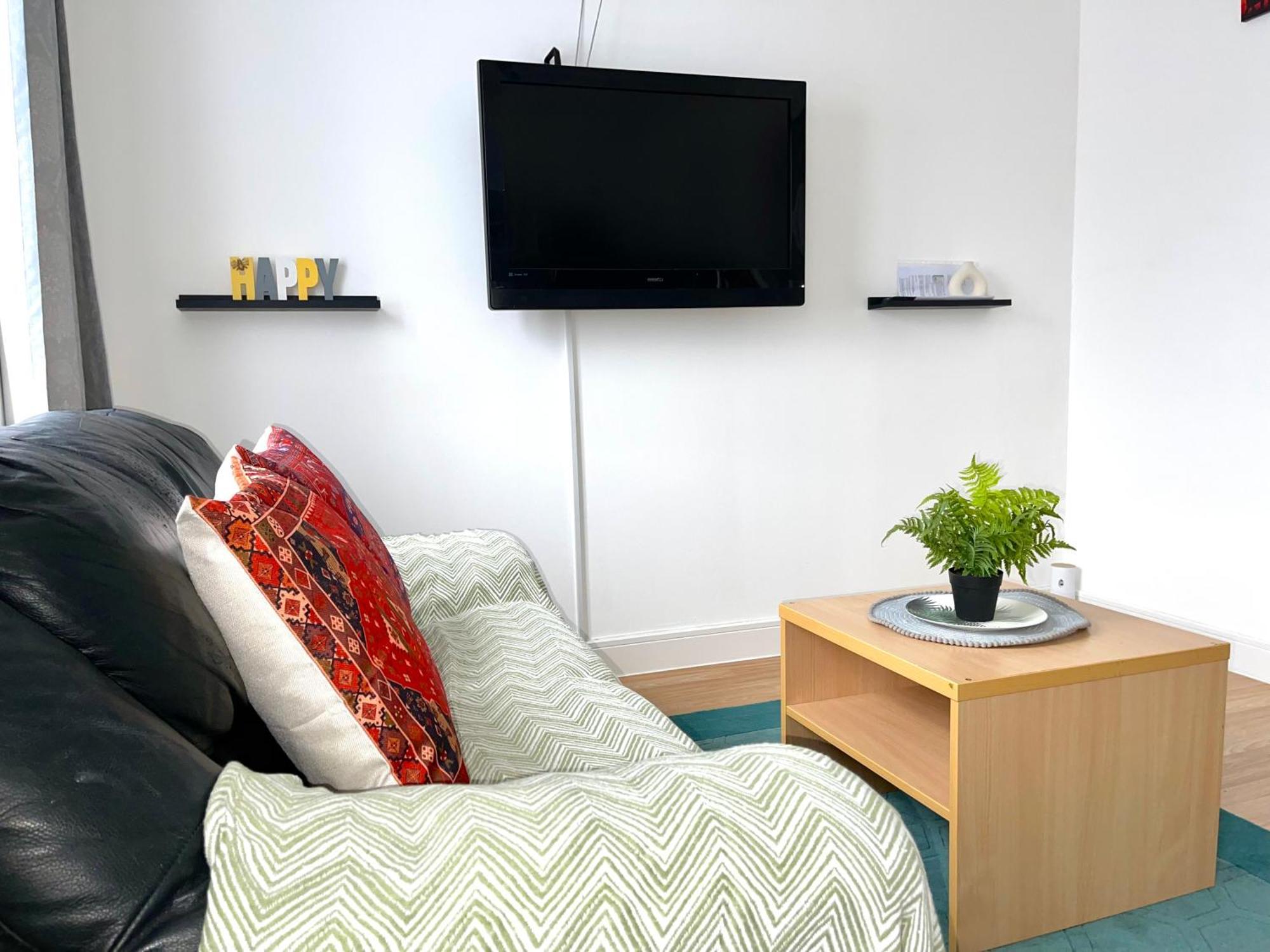 Crescent Apartment - Modern 1 Bedroom First Floor Goodmayes Exteriör bild